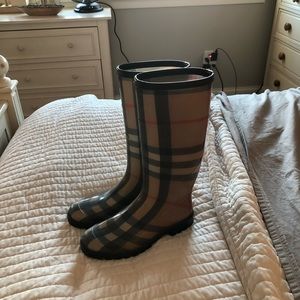 Burberry rain boots 🌧